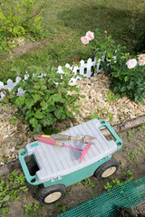 Outils de jardinage. Bêche, râteau ou plantoir. Gardening tools. Spade, rake or dibble.