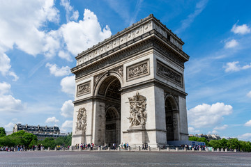 Fototapeta na wymiar The Arc De Triomphe on a sunny day