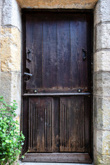 Vieille porte médiévale en bois dans un mur de pierre