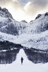 Naklejka premium Wandern im Winter Landschaft in die Berge im Schnee in Norwegen kalte Antarktis, 