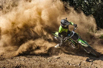 Abwaschbare Fototapete Motorsport Motocross-Fahrer erzeugt eine große Staub- und Schmutzwolke