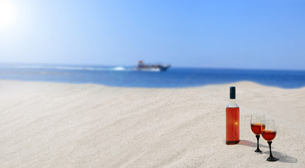Fototapeta Butelka wina na plaży, wakacje nad morzem. obraz