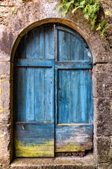 Vieille porte médiévale en bois dans un mur de pierre