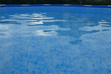 Wellen im Swimmingpool