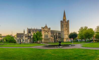 Naklejka premium Nocny widok na katedrę św. Patryka w Dublinie, Irlandia