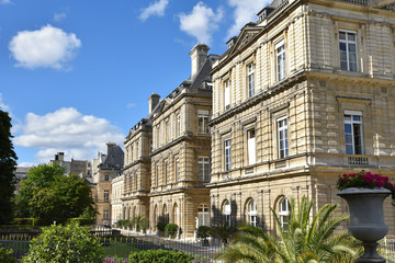 Fototapeta na wymiar Palais et jardin du Luxembourg à Paris, France
