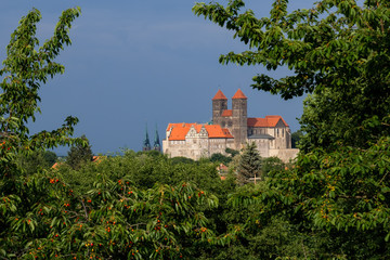 Fototapeta na wymiar Blick auf das Schloss der Weltkulturerbestadt Quedlinburg
