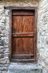 Vieille porte médiévale en bois dans un mur de pierre