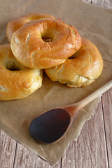 Selbst gebackene Bagels liegen auf einem Stück Backpapier