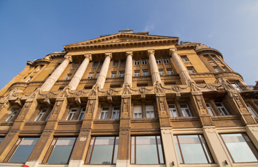 Ein altes historisches Gesch&auml;ftshaus auf dem De&aacute;k Ferenc Ter Platz in Budapest, der Hauptstadt von Ungarn 