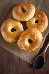 Selbst gebackene Bagels liegen auf einem Stück Backpapier