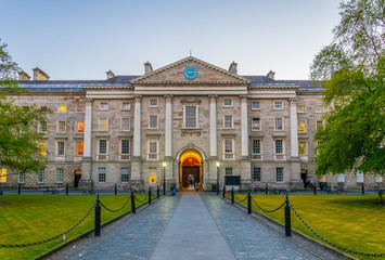Fototapeta View of a building on the parliament square inside of the trinity college campus in Dublin, Ireland obraz