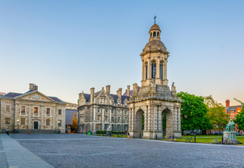 Obraz premium Campanile na terenie kampusu Trinity College w Dublinie w Irlandii
