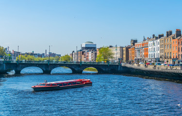 Naklejka premium Riverside of Liffey w Dublinie, Irlandia