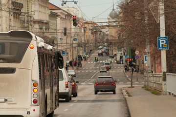 Szene im täglichen Straßenverkehr in Szeged, einer schönen Stadt in Südeuropa, Ungarn