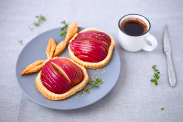 Äpfel im Blätterteig