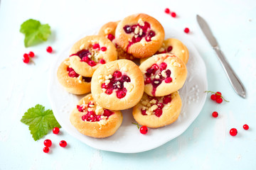 Hefeteilchen mit Beeren