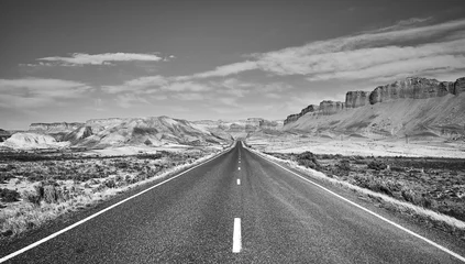 Schilderijen op glas Black and white picture of a scenic road, Capitol Reef National Park, Utah, USA. © MaciejBledowski