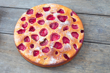 Ganzer Erdbeerkuchen