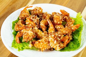Batter shrimps with salad