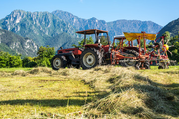 Trattore per agricoltura, raccolta del fieno in Italia © franco ricci