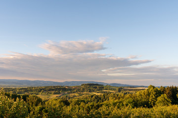 Fototapeta premium Sonnenuntergang im Obsthügelland