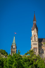 Obraz premium OTTAWA, ONTARIO / CANADA - JUNE 16 2018: OTTAWA PARLIAMENT BUILDINGS VIEW ON SUMMER DAY