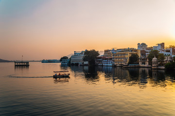 Fototapeta premium Pichola lake sunset view in Udaipur, India