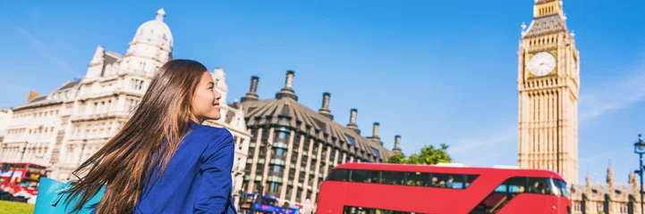 Poster Gelukkig toeristische vrouw ontspannen in de stad Londen in Westminster Big Ben en rode bus. Europa bestemming reizen levensstijl. © Maridav