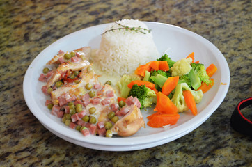 Arroz com Salada e Frango