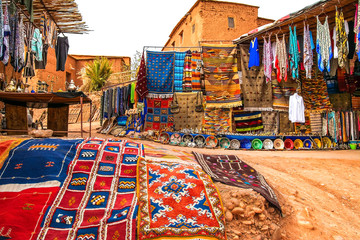 Obraz premium Sklep z pamiątkami na świeżym powietrzu w Kasbah Ait Ben Haddou w pobliżu Ouarzazate w górach Atlas w Maroku. Artystyczny obraz. Świat piękna.
