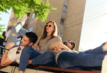 Fototapeta premium YOUNG COMPANIONSHIP HAVING SUMMER FUN IN PARK