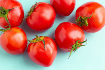 完熟の赤いトマト