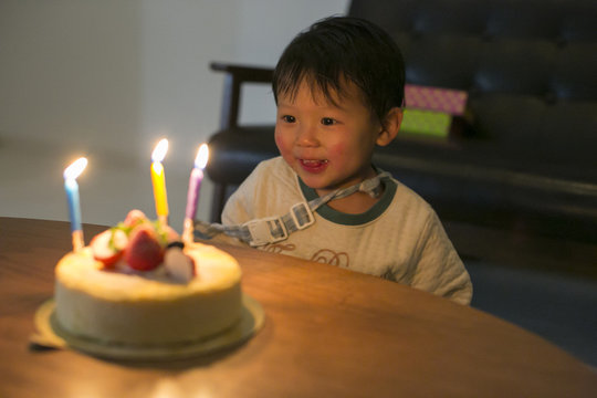 誕生日ケーキを前にした男の子