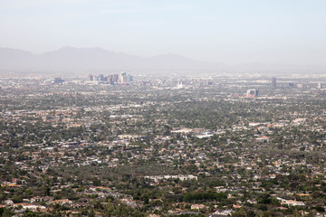 Obraz premium Urban skyline of Phoenix, Arizona as viewed from Camelback mountain