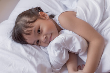 Obraz na płótnie Canvas health and beauty concept - little girl sleeping at home