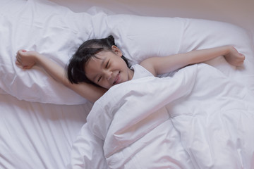 Obraz na płótnie Canvas health and beauty concept - little girl sleeping at home