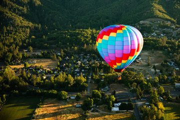 Fototapeta premium Hot Air Balloon Flying over Grants Pass, Oregon in the Morning