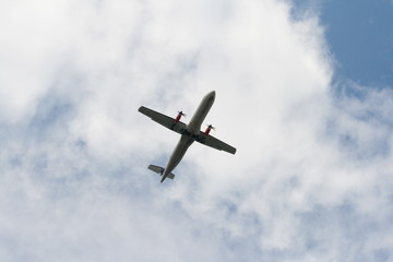 Fototapeta na wymiar Propellermaschine / Flugzeug mit Propellerantrieb 2