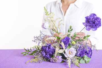 フラワーアレンジメントをする女性