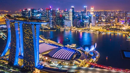 Poster Im Rahmen Luftbild Skyline von Singapur, schönste Wolkenkratzer und Skyline-Architektur in Asien. © Kalyakan
