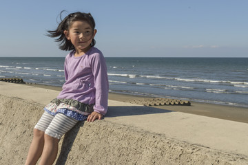 Fototapeta na wymiar 海辺の女の子