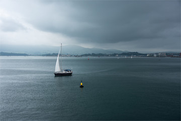 Fototapeta premium voilier dans la baie de Santander en Espagne 