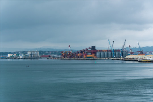 vue du port industriel de Santander en Espagne