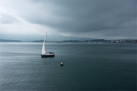 voilier dans la baie de Santander en Espagne 