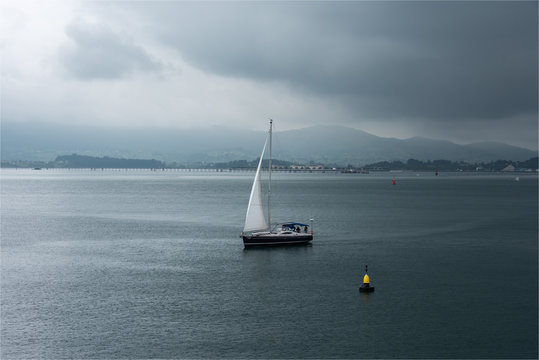 voilier dans la baie de Santander en Espagne 