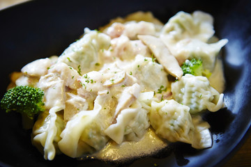 Dumpling with white sauce 