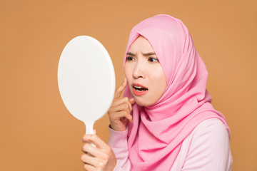 肌を気にするイスラム女性