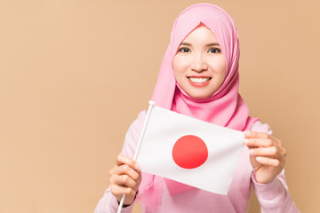 日本国旗を持つイスラム女性