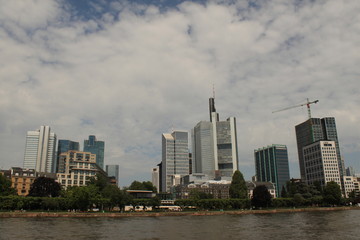 Frankfurt; Blick über den Fluss zum Untermainkai 